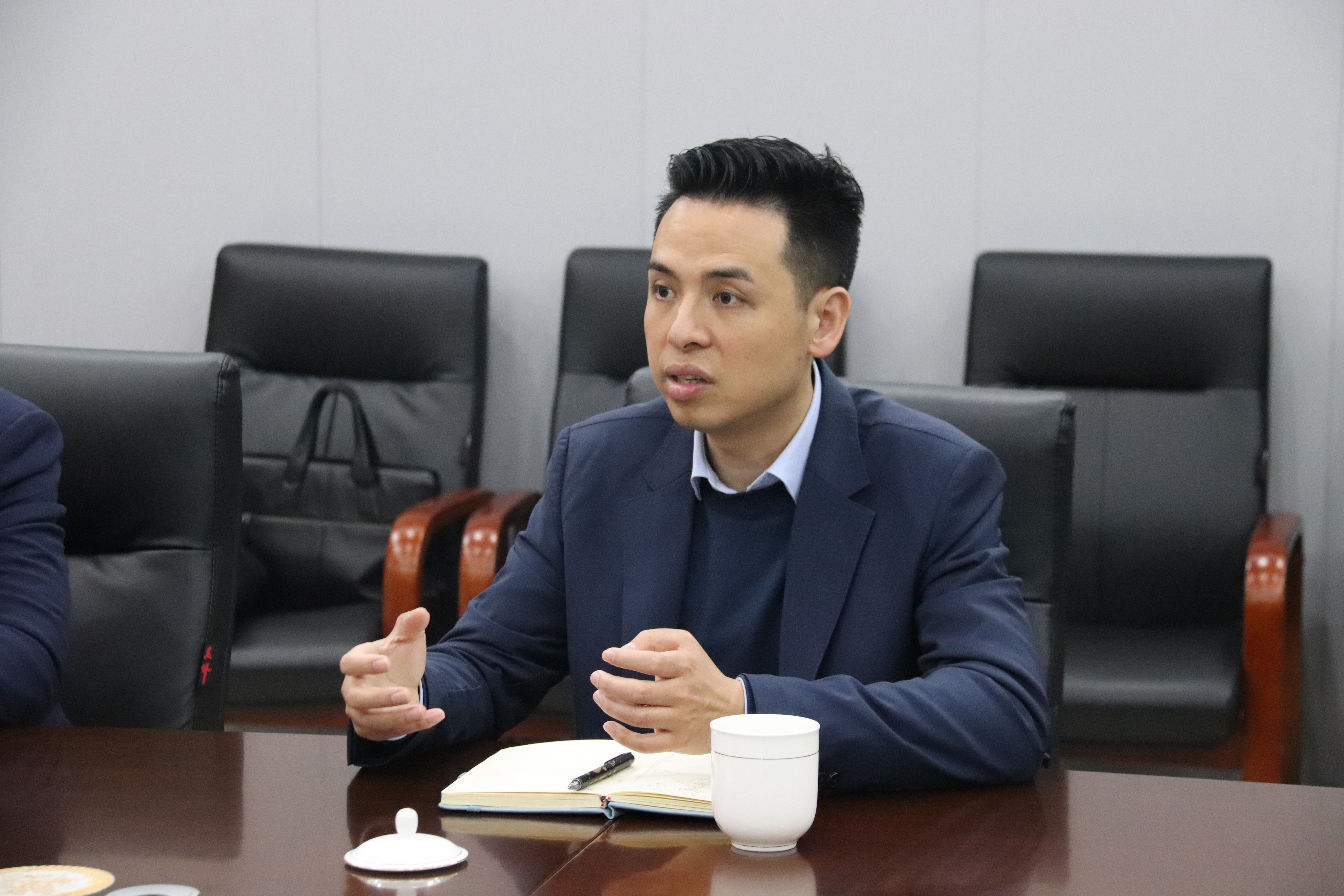 杨祖荣部长认真听取了翁总的汇报,并对伯乐遇马近几年在共青城的发展